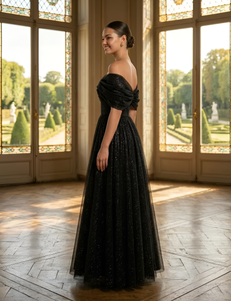 Черное блестящее платье с объемными плечами