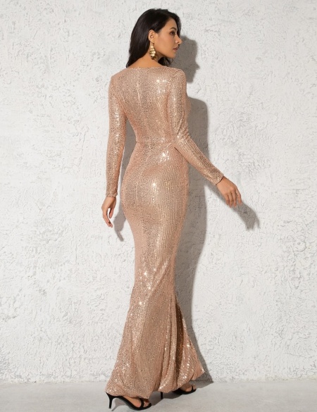 Золотое платье из пайеток с разрезом на ноге и длинными рукавами