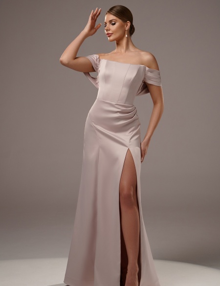 Пудровое атласное платье с корсетным лифом