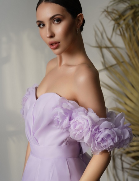 Лиловое платье с 3д цветами на плечах