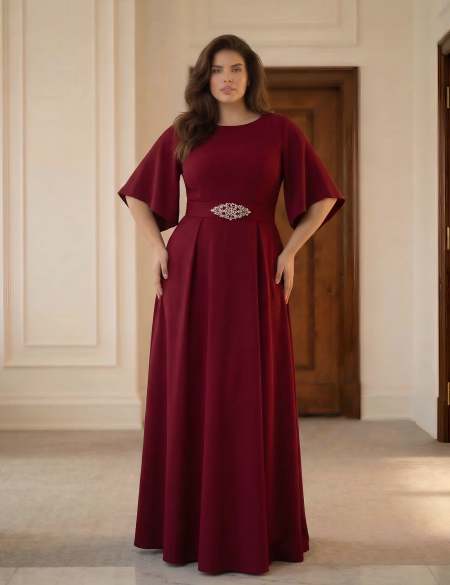 Бордовое платье по фигуре с брошью на талии и рукавами