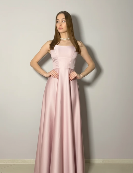 Пудровое атласное платье с закрытым верхом