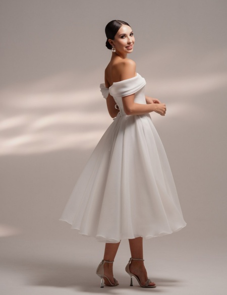 Белое платье миди из органзы со спущенными плечами