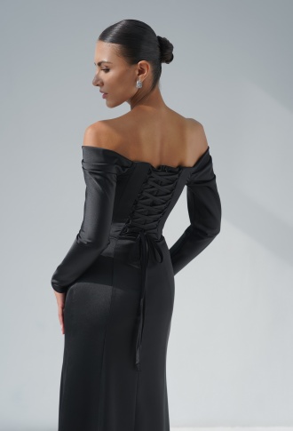 Черное платье с рукавами и разрезом на ноге