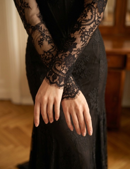 Черное кружевное платье-русалка с длинными рукавами и открытыми плечами. 