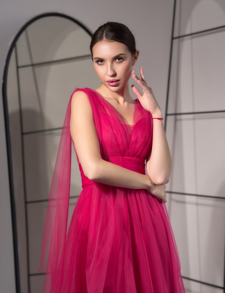 Малиновое атласное платье с фатиновой накидкой