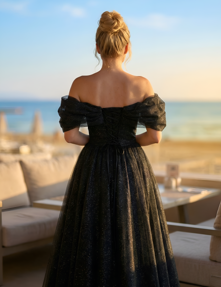 Чёрное блестящее платье миди со спущенными плечами