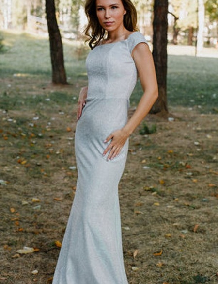 Серебряное блестящее платье по фигуре с накладной фатиновой юбкой