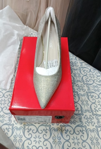 Золотые блестящие туфли на железном каблуке