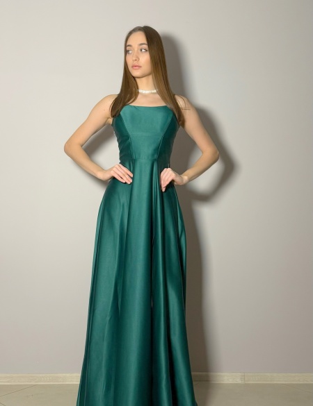 Изумрудное атласное платье с закрытым верхом