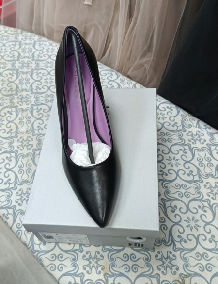 Чёрные туфли на низком каблуке