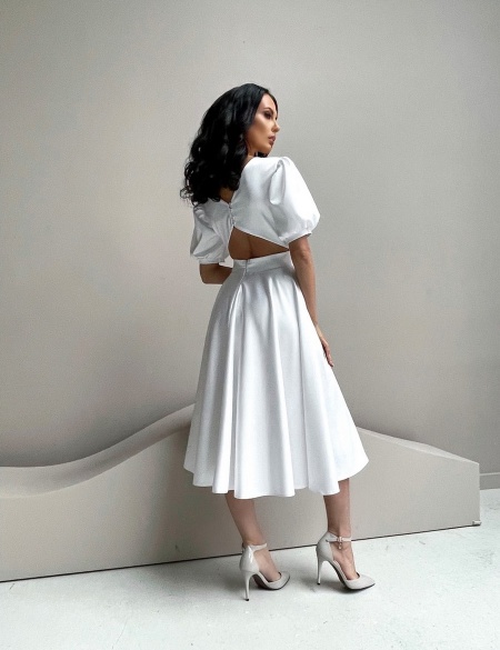 Белое атласное платье с рукавами фонариками