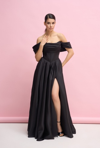 Черное платье со спущенными плечами и разрезом на ноге а-силуэт