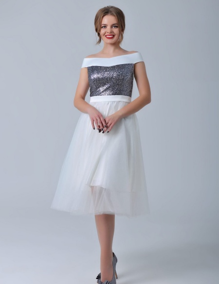 Белое платье со спущенными плечами, блестящим лифом, юбка фатин