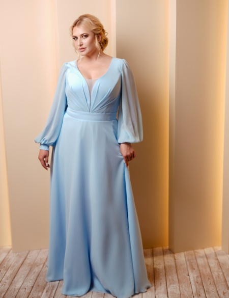 Голубое шифоновое платье с длинными рукавами и декольте