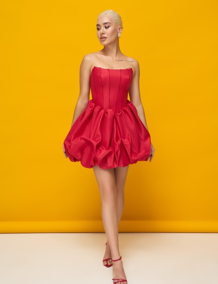 Красное атласное платье с корсетным лифом и пышной юбкой