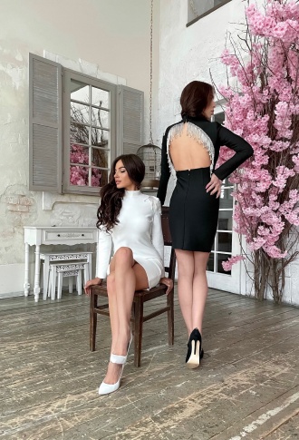 Черное бандажное платье с рукавами, открытая спина украшенная стразами