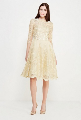 Бежевое платье с длинными рукавами и золотой вышивкой