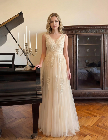 Бежевое фатиновое платье с расшитым верхом и открытой спиной