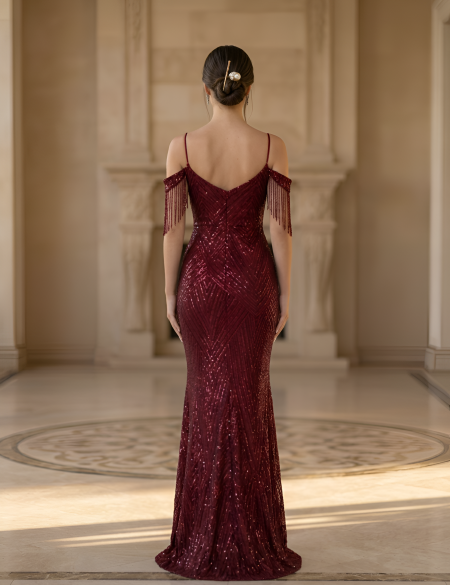 Бордовое платье из пайеток со спущенными плечами и бусинами