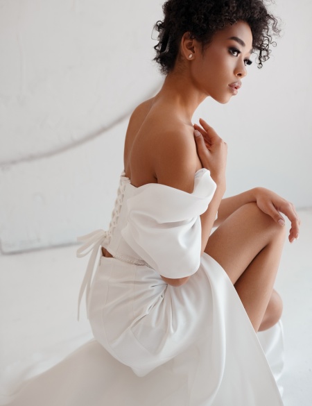 Белый корсет и юбка с разрезом на ноге