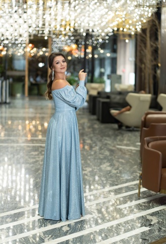 Голубое блестящее платье с разрезом на ноге и длинными рукавами - Уценка