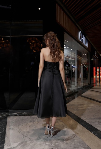 Чёрное платье миди из органзы с пояском