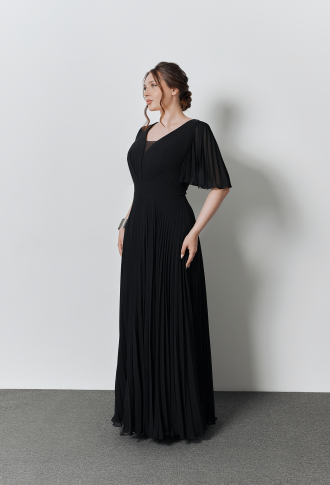 Черное платье с плиссированной юбкой и рукавами-крылышками