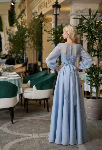 Голубое платье из органзы с длинными рукавами и разрезом на ноге