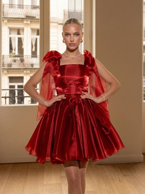Красное платье мини с пышной юбкой и декоративными бантами на плечах