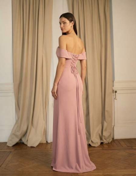 Пудровое платье по фигуре с разрезом  на ноге