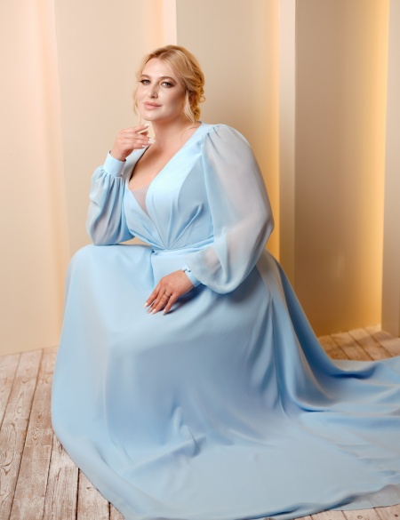 Голубое шифоновое платье с длинными рукавами и декольте