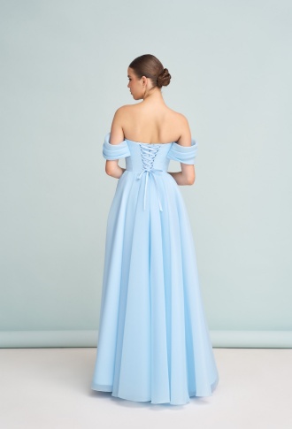 Голубое платье со спущенными плечами и разрезом на ноге а-силуэт
