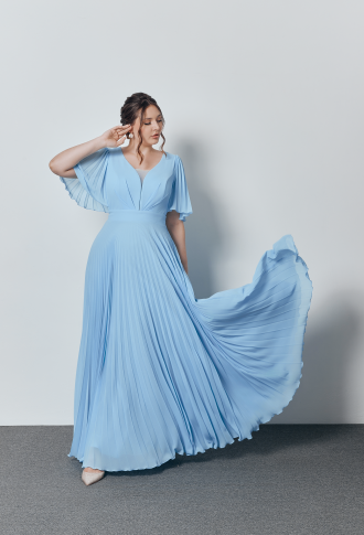 Голубое платье с плиссированной юбкой и рукавами-крылышками