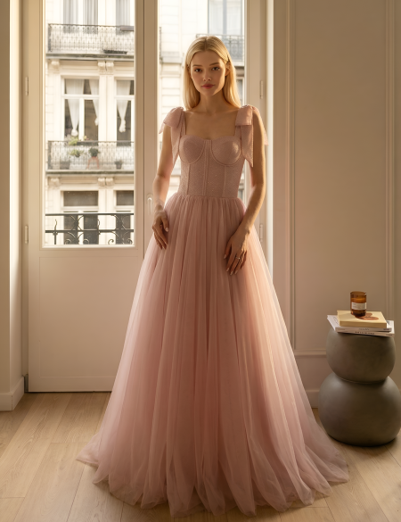 Пудровое фатиновое платье с блестящим верхом и бантиками