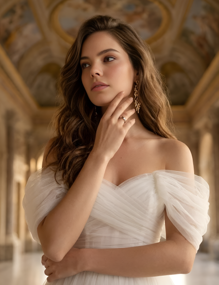 Белое блестящее платье с объемными плечами