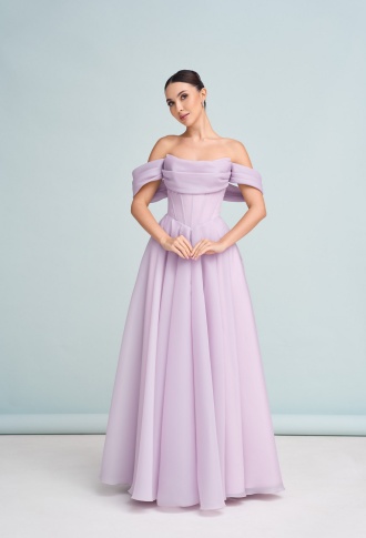 Пудровое платье со спущенными плечами и разрезом на ноге а-силуэт