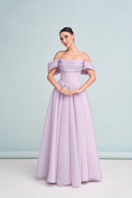 Пудровое платье со спущенными плечами и разрезом на ноге а-силуэт