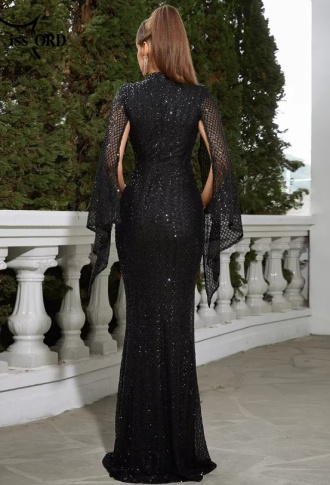 Чёрное платье по фигуре из пайеток с длинными рукавами