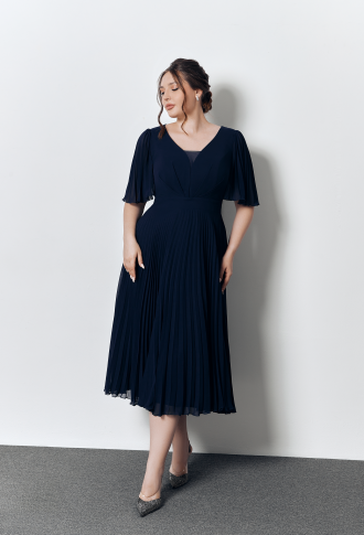 Темно-синее платье миди с плиссированной юбкой и рукавами-крылышками