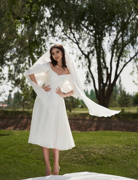 Платье миди из органзы со спущенными плечами и пояском