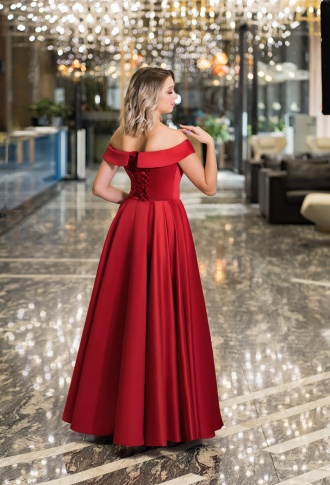 Бордовое атласное платье с разрезом на ноге корсет на шнуровке