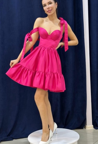 Малиновое атласное платье мини с бантиками на плечах