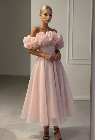 Пудровое платье миди со спущенными плечами