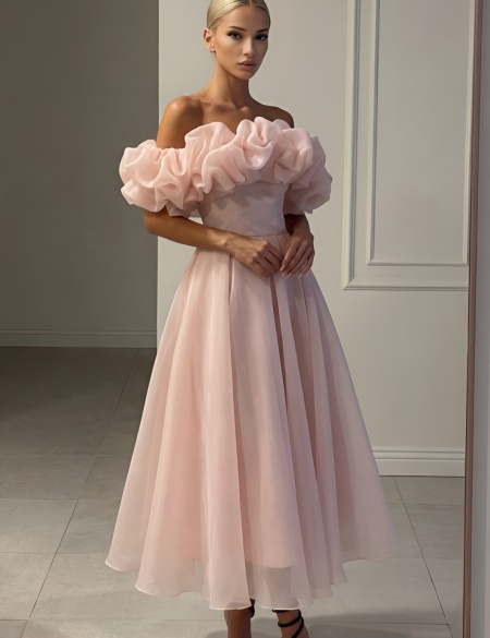 Пудровое платье миди со спущенными плечами