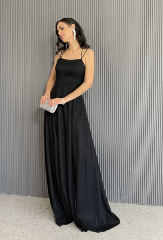 Черное блестящее платье с открытой спиной и разрезом на ноге