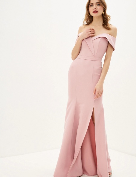 Пудровое платье по фигуре со спущенными плечами с разрезом на ноге