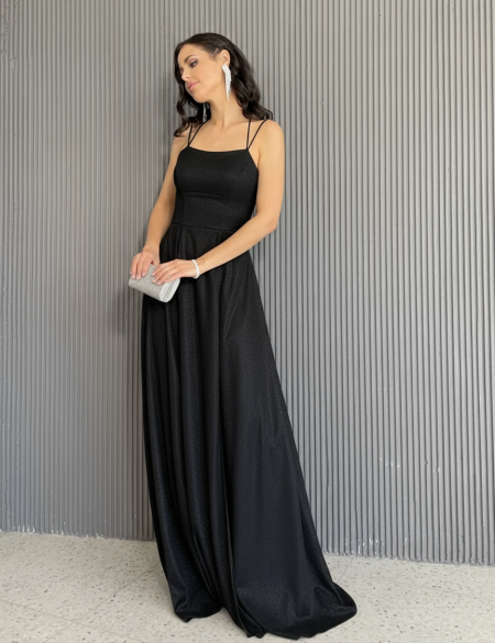 Черное блестящее платье с открытой спиной и разрезом на ноге