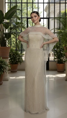 Бежевое платье по фигуре с накидкой