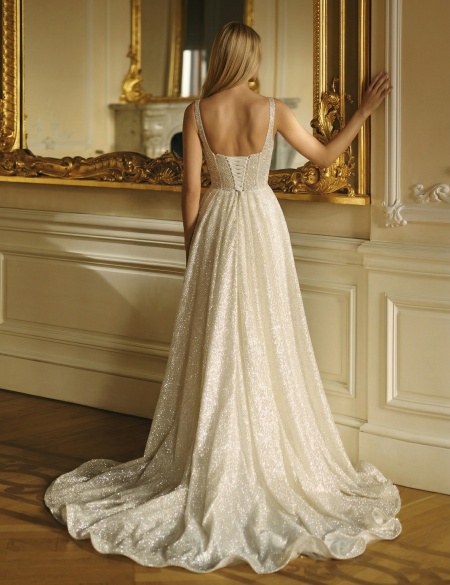 Золотое вечернее платье со шлейфом